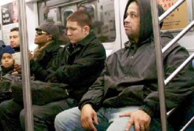 В Нью-Йорке начали арестовывать мужчин, которые раскидывают ноги в метро